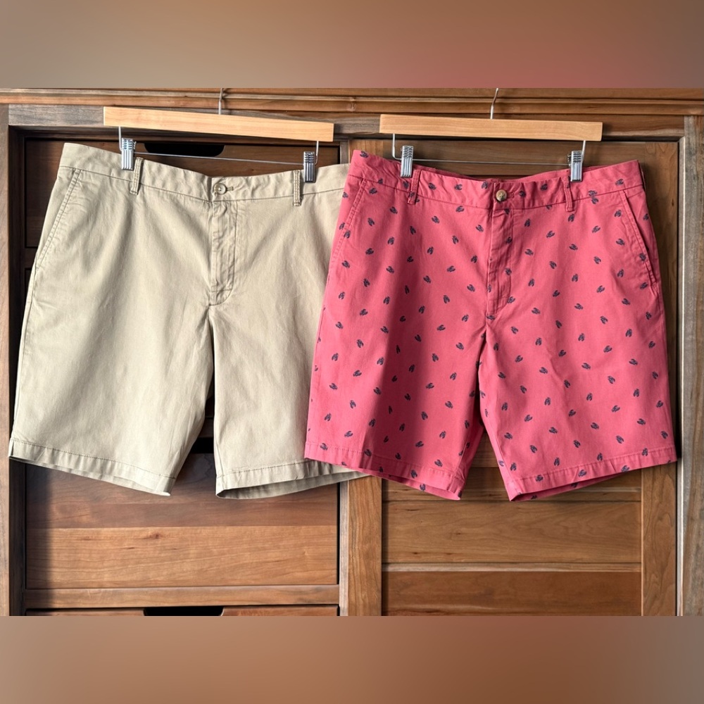 Bundle of TWO Pair Men's Izod Flat Front Stretch Shorts Size 36 x 9.5‎